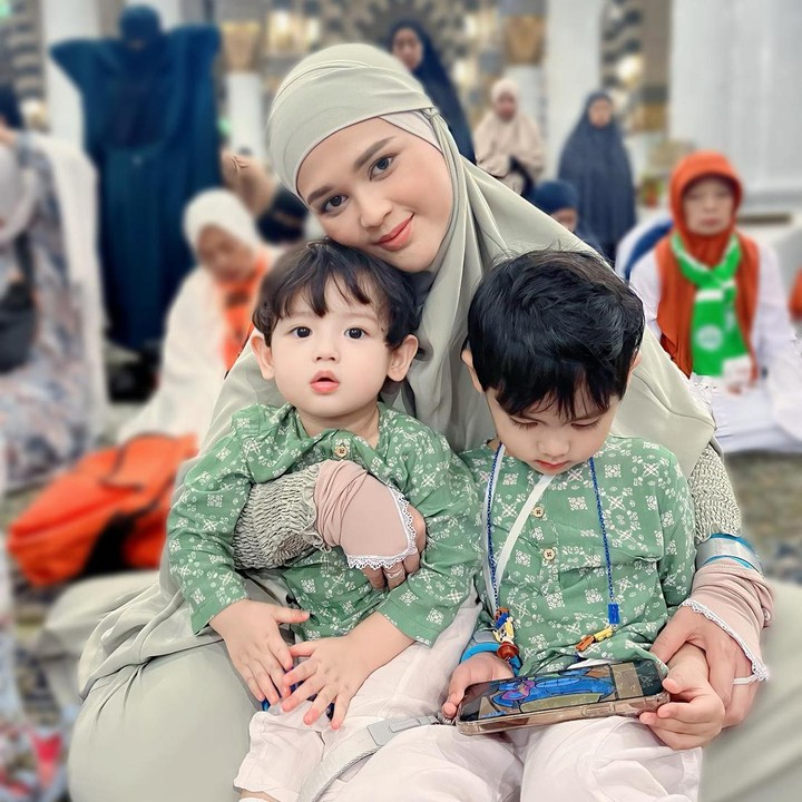 <p>Cut Meyriska sendiri kerap mengunggah potret kedua anaknya pada laman Instagram. Akhir-akhir ini, sosok Si Bungsu pun menarik perhatian netizen. (Foto: Instagram: @cutratumeyriska)</p>