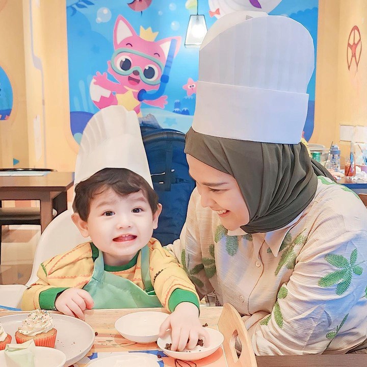 <p>Jourell kerap tampil menggemaskan dengan ekspresi wajahh yang imut, Bunda. Pakaiannya yang fashionable turut menambah pesona bayi 1 tahun ini. (Foto: Instagram: @cutratumeyriska)</p>