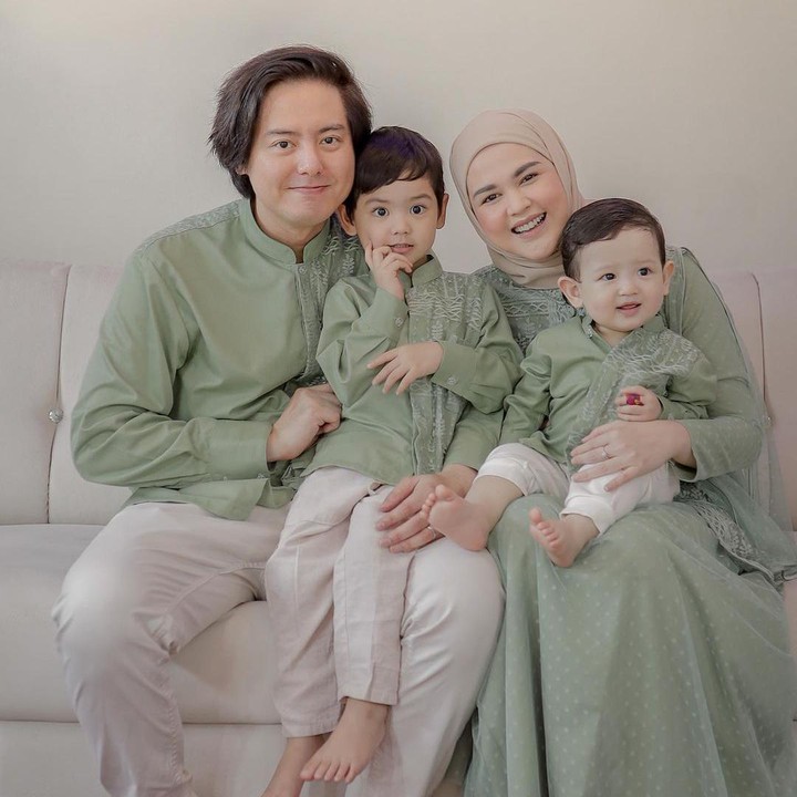 <p>Cut Meyriska menikah dengan Roger Danuarta pada tahun 2019, Bunda. Setelah menikah, artis kelahiran Medan ini pun dikaruniai dua orang putra yang tampan. (Foto: Instagram: @cutratumeyriska)</p>