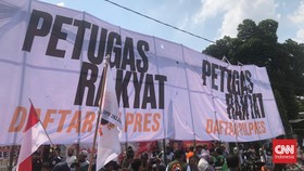 Relawan Bentang Spanduk 'Demokrasi Tanpa Dinasti' saat AMIN ke KPU