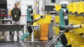 FOTO: Robot Berkaki Dua 'Magang' di Gudang Amazon