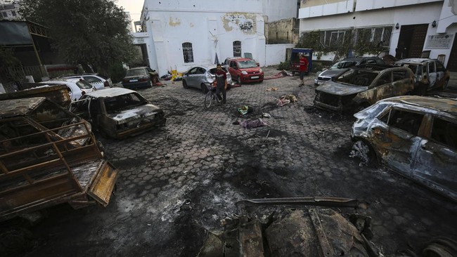 Dokter bedah ortopedi Fadhil Naim memberi kesaksian saat Rumah Sakit Baptis Al Ahli diserang di Gaza, Palestina, pada Selasa (17/10).