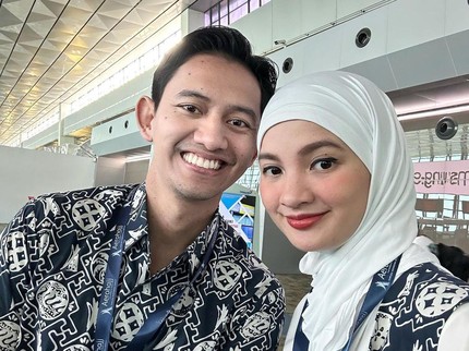 Sabrina Istri Belva Devara Pergi Umrah saat Hamil 5 Bulan, Bareng Suami & Sang Ayah