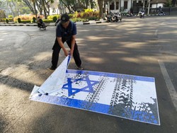 Alasan Satpol PP Bersihkan Stiker Bendera Israel dari Jalanan Kota Malang