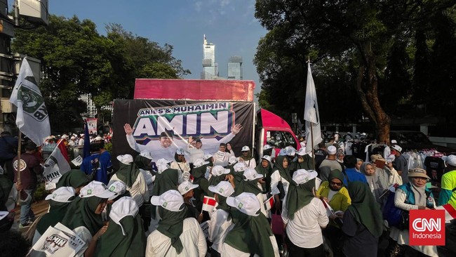 Massa pendukung Anies-Cak Imin sudah memadati perempatan HOS Tjokroaminoto dekat Kantor KPU.