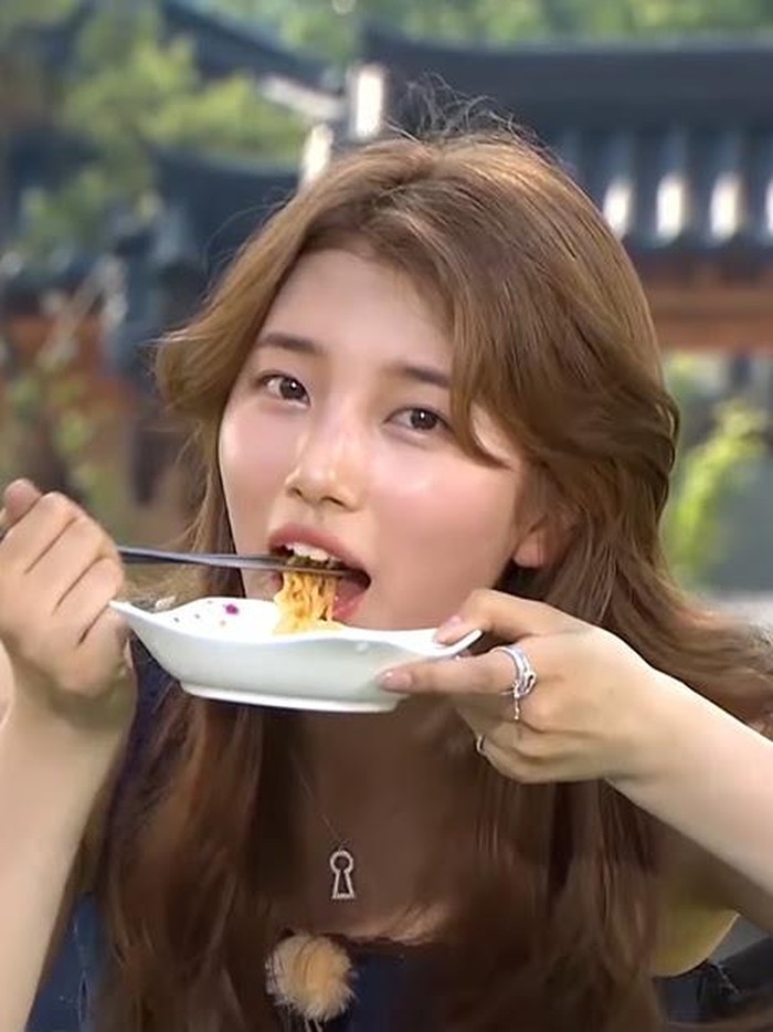 Suzy saat menyantap makanan /Foto: koreaboo.co
