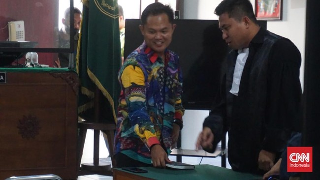 Majelis hakim PN Yogyakarta menjatuhkan hukuman pidana bui 8 tahun, denda Rp400 juta, bayar uang pengganti Rp16 miliar terhadap terdakwa mafia tanah.