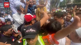 VIDEO: Copet Beraksi di Tengah Kerumunan Pendaftaran Capres