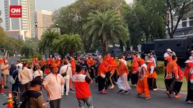 VIDEO: Emak-emak Senam di Depan KPU Jelang Kedatangan Anies-Cak Imin