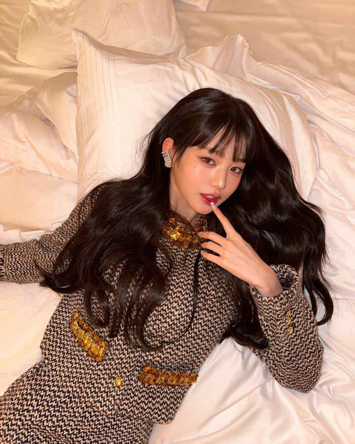 Woonyoung menjadi idol generasi empat yang memancarkan aura mahal ketika debut bersama IVE. Bak dewi, ia tampil menawan dengan aneka barang mewah. Pesona perempuan yang satu ini memang tak main-main, ya!/ Foto: instagram.com/for_everyoung10