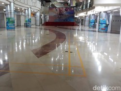 Oalah... Ternyata Ini Alasan Lobi WTC Mangga Dua Jadi Tempat Main Badminton