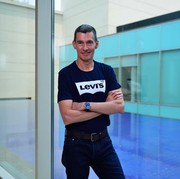 Cara Unik Membersihkan Jeans ala Bos Levi's: Cuci Saat Mandi!