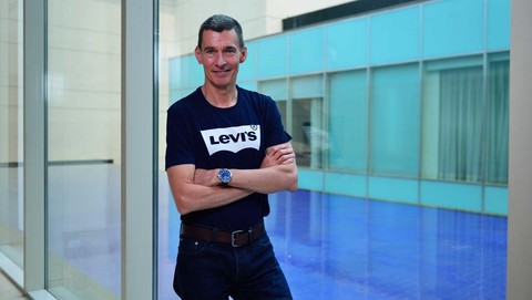 Cara Unik Membersihkan Jeans ala Bos Levi s Cuci Saat Mandi