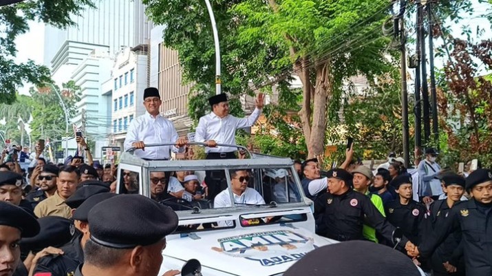 Anies dan Cak Imin naik Land Rover ke KPU (Rizky/detikcom)