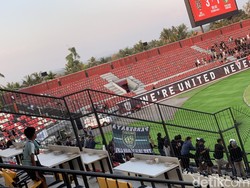 Gagal Masuk Stadion Dipta, Bonek Rusak Pagar-Lempari Polisi