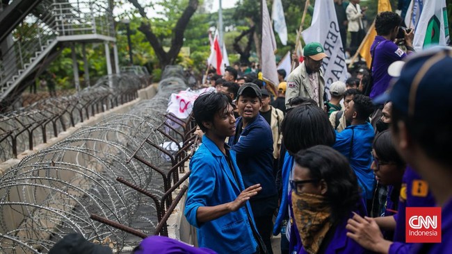 Sejumlah mahasiswa nan menggelar tindakan simbolik "Pekan Reformati" terlibat ricuh tindakan saling sorong dengan abdi negara di sekitar Patung Kuda, Jakarta.