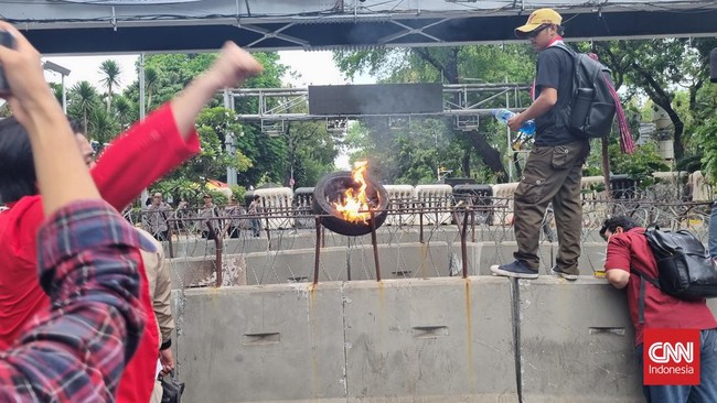 Demo massa aksi evaluasi 9 tahun kepemimpinan Presiden Jokowi memanas dan diwarnai kericuhan. Dua orang diamankan oleh aparat kepolisian.