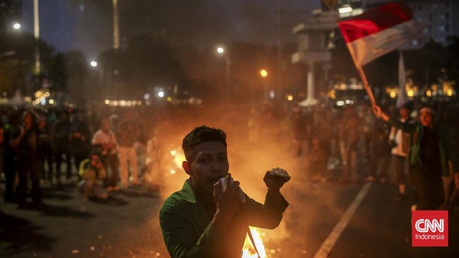 Aparat kepolisian membebaskan 15 mahasiswa yang sempat diamankan saat demonstrasi sembilan tahun kepemimpinan Jokowi.