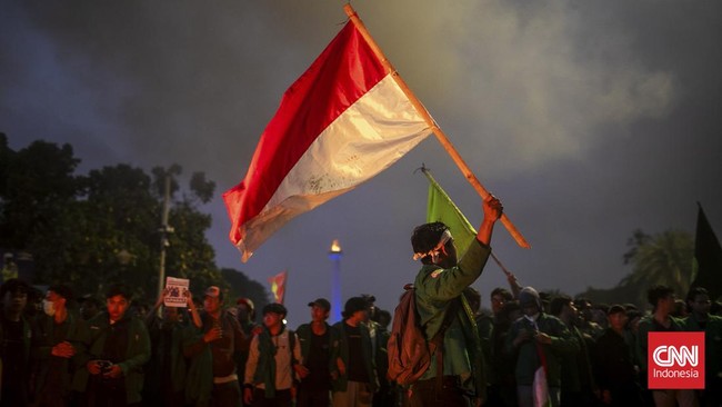 Polisi membubarkan paksa puluhan mahasiswa nan menggelar tindakan unjuk rasa berjudul 'Adili 10 Tahun Dosa Kepemimpinan Jokowi' di Jakarta.