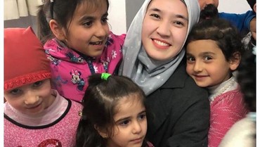 Rangkul Anak Palestina, Unggahan Dhini Aminarti Banjir Doa dan Dukungan