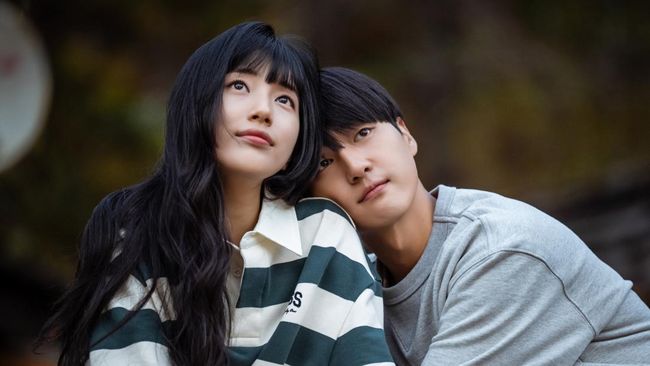 Sinopsis Doona! tentang Bae Suzy jadi pensiunan idol yang menemukan cintanya ketika tinggal di rumah kontrakan dekat mahasiswa (Yang Se-jong).