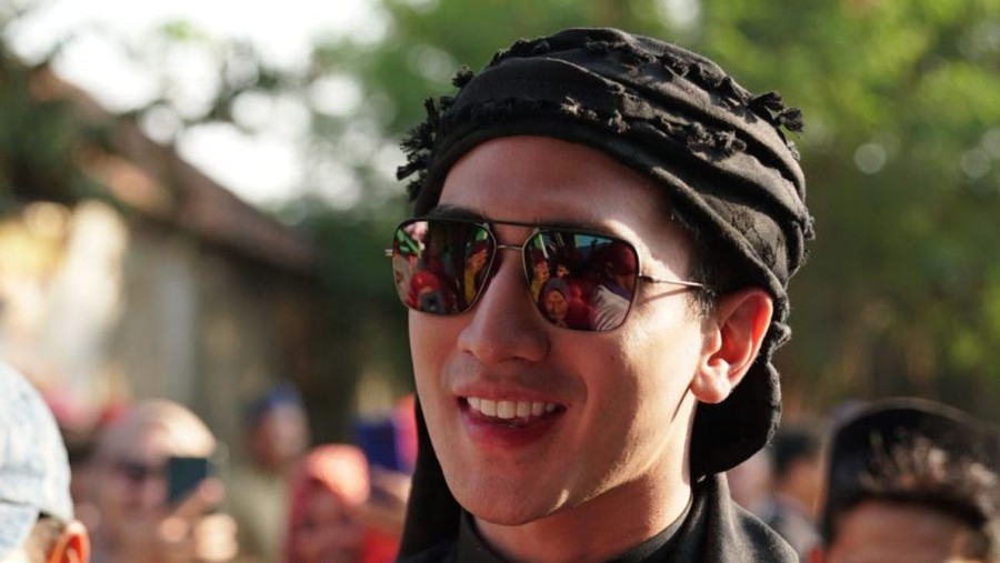 Gaya Verrell Bramasta Pakai Gamis Gaya Verrell Bramasta Pakai Gamis
