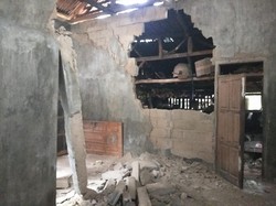 Dampak Gempa Garut Hancurkan Tembok Rumah di Pangandaran