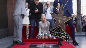 FOTO: Gwen Stefani Raih Penghargaan Bintang Hollywood Walk of Fame