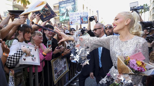 FOTO: Gwen Stefani Raih Penghargaan Bintang Hollywood Walk of Fame