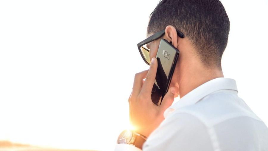 Handphone Menelpon menggunakan handphone (smartphone)