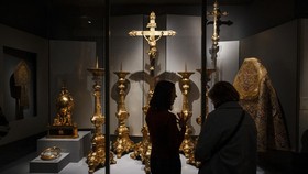 FOTO: Sisa-sisa Harta Karun Notre Dame Dipamerkan Lagi di Paris