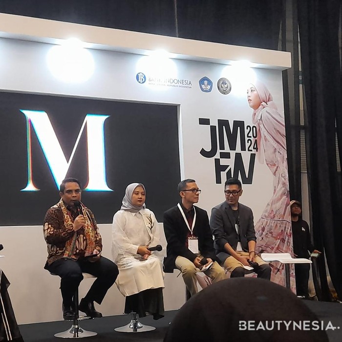Jakarta Muslim Fashion Week 2023 juga didukung oleh Bank Syariah Indonesia, Wardah Beauty, Tokopedia, Asia Pacific Rayon, hingga PT Mustika Ratu.