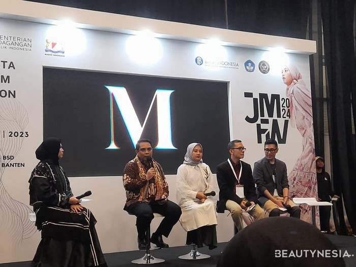 Jakarta Muslim Fashion Week 2023 juga didukung oleh Bank Syariah Indonesia, Wardah Beauty, Tokopedia, Asia Pacific Rayon, hingga PT Mustika Ratu.