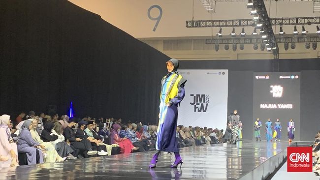 Jakarta Muslim Fashion Week kembali digelar tahun ini. Kegiatan yang digelar selama tiga hari itu berlangsung mulai 19-21 Oktober 2023 di ICE BSD, Tangerang.