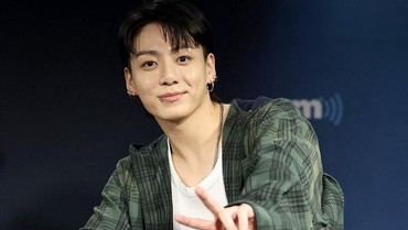 Jungkook BTS Beberkan Alasan Pilih 'Standing Next To You' sebagai Lagu Utama