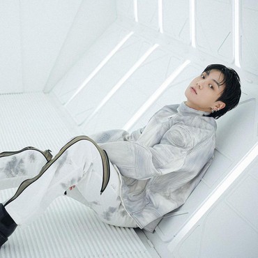 Lirik Lagu Standing Next To You - Jungkook BTS