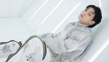 img-title Lirik Lagu Standing Next To You - Jungkook BTS