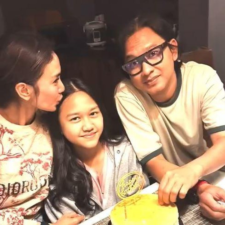 <p>Video kejutan ulang tahun Samarra ini dibagikan Lembu di akun Instagram miliknya. Vokalis grup band Clubeighties ini menuliskan caption manis untuk ucapan ulang tahun sang putri. "happy birthday bayiii nya ceces sm babuy," tulisnya. (Foto: Instagram @masayuanastasia/ @lembuwiworojati)</p>