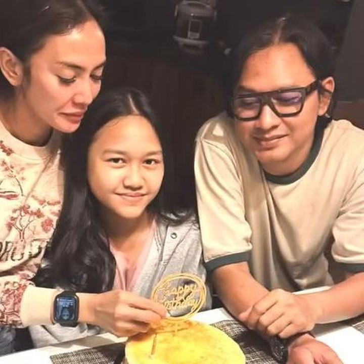 <p>Pesta kecil lalu dilanjutkan dengan meniup lilin ulang tahun. Samarra tampak duduk di tengah Masayu dan Lembu. (Foto: Instagram @masayuanastasia/ @lembuwiworojati)</p>