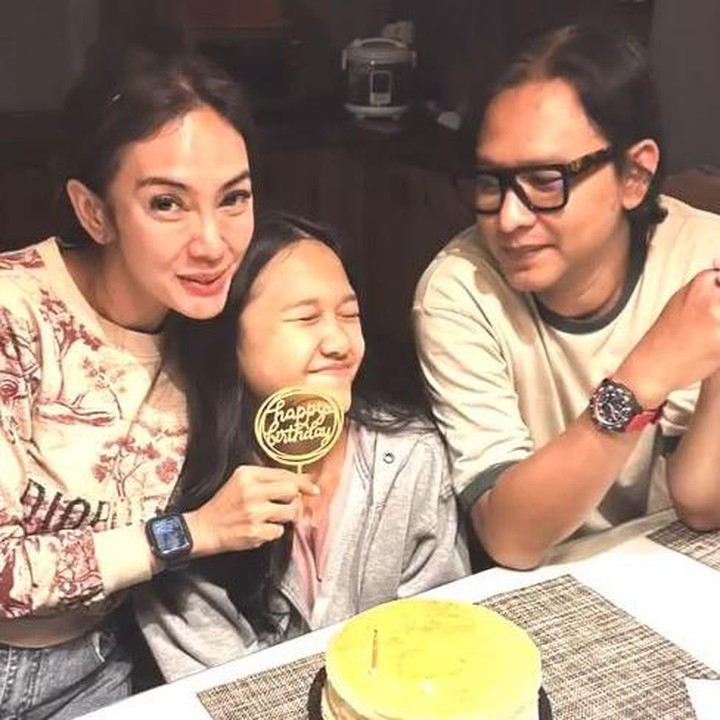 <p>Perayaan ulang tahun Samarra memang kerap dirayakan Masayu dan Lembu, Bunda. Tahun lalu, keduanya merayakan ulang tahun Samarra di sekolah putrinya itu. Ketiganya juga menghabiskan waktu untuk makan malam bersama. (Foto: Instagram @masayuanastasia/ @lembuwiworojati)</p>