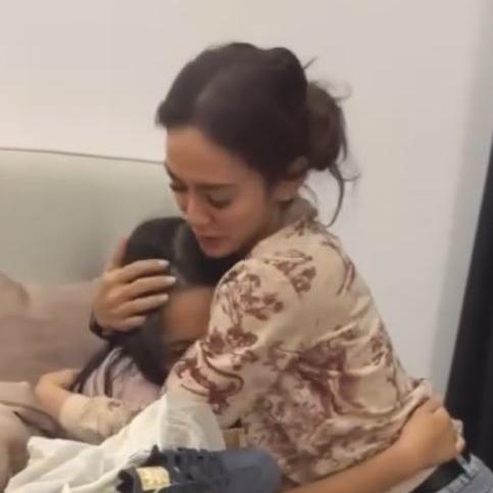 <p>Sesaat setelah diberi kejutan, Samarra langsung memeluk Ayah dan Bundanya secara bergantian. (Foto: Instagram @masayuanastasia/ @lembuwiworojati)</p>
