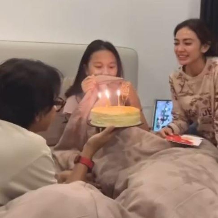 <p>Samarra Anaya Amandari, putri semata wayang Masayu Anastasia dari pernikahan dengan Lembu, baru saja merayakan ulang tahun ke-14 tahun. Masayu dan Lembu kompak memberikan kejutan ulang tahun untuk sang putri, Bunda. (Foto: Instagram @masayuanastasia/ @lembuwiworojati)</p>