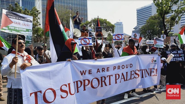 Massa Aksi Bela Palestina meminta pemerintah Indonesia untuk membuka secara resmi relawan kemanusiaan Indonesia untuk Palestina.