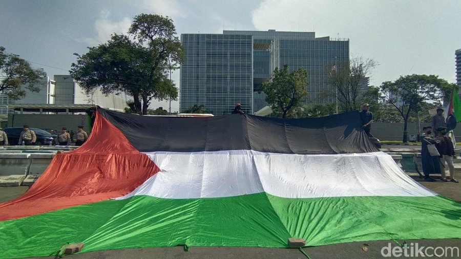 Massa aksi bentangkan bendera Palestina raksasa di depan Kedubes AS, Jakpus (Tina/detikcom)