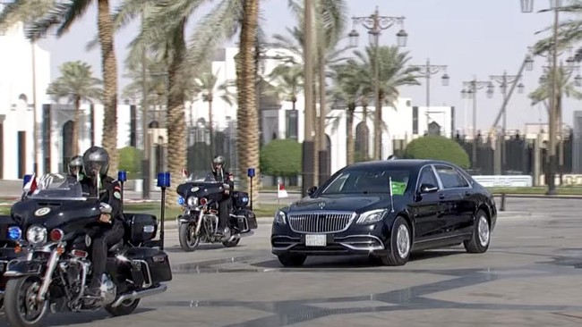 Jokowi menumpangi Mercedes-Maybach S600 Guard saat tiba di Istana Al-Yamamah, Riyadh, Arab Saudi lalu disambut Pangeran MBS.