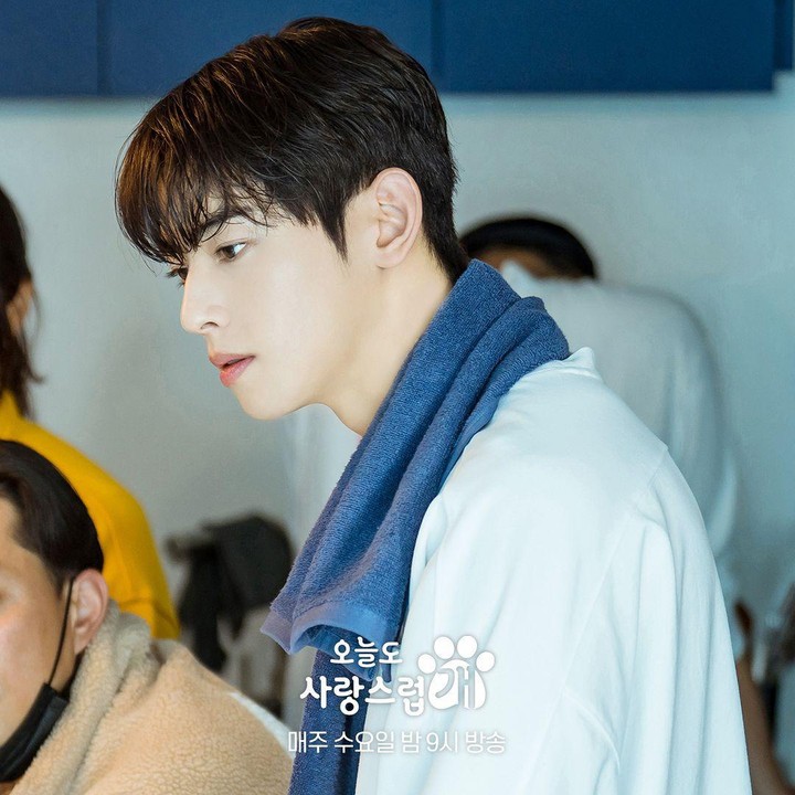 <p>Pada salah satu scene di dalam drama, tampak aktor Cha Eun Woo dengan handuk yang tersampir di lehernya yang tak bisa menutupi ketampanannya ya, Bunda. (Foto: Instagram @mbcdrama_now)</p>