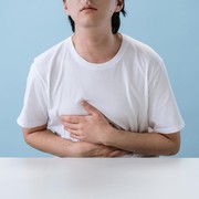 Sering Mendadak Sakit Perut Setelah Makan, Kenali Dulu Gejala dan 8 Penyebabnya!