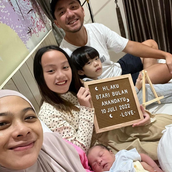 <p>Pada 10 Juli 2022, Dian Ayu melahirkan anak ketiganya yang bernama Bulan. Ketika pertama kali bertemu sang adik, Embun dan Langit pun menangis penuh haru. "Momen Kakak Embun dan Aa Langit ketemu adik Bulan untuk pertama kalinya," kata Dian Ayu. (Foto: Instagram: @dianayulestari)</p>