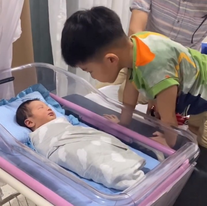 <p><em>Baby</em> Timothee anak Chef Arnold Poernomo lahir pada 8 Desember 2022. Ketika melihat sang adik, Arthur langsung mendekatkan wajah dan memberikan kecupan penuh sayang. "<em>@arthurmiles.po</em> selamat sekarang kamu resmi menjadi Koko," tulis Chef Arnold. (Foto: Instagram: @arnoldpo)</p>
