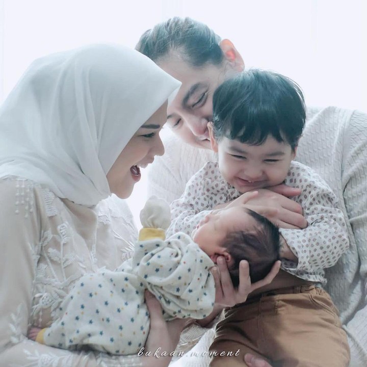 <p>Cut Ratu Meyriska melahirkan anak kedua yang diberi nama Jourell pada 22 April 2022. Ketika melihat sang adik, Shaquille terlihat sangat antusias dan bahagia, Bunda. "Kalau fotonya ini dia <em>happy</em> banget Shaquille," ungkap Cut Meyriska pada akun Instagram-nya. (Foto: Instagram: @cutratumeyriska)</p>